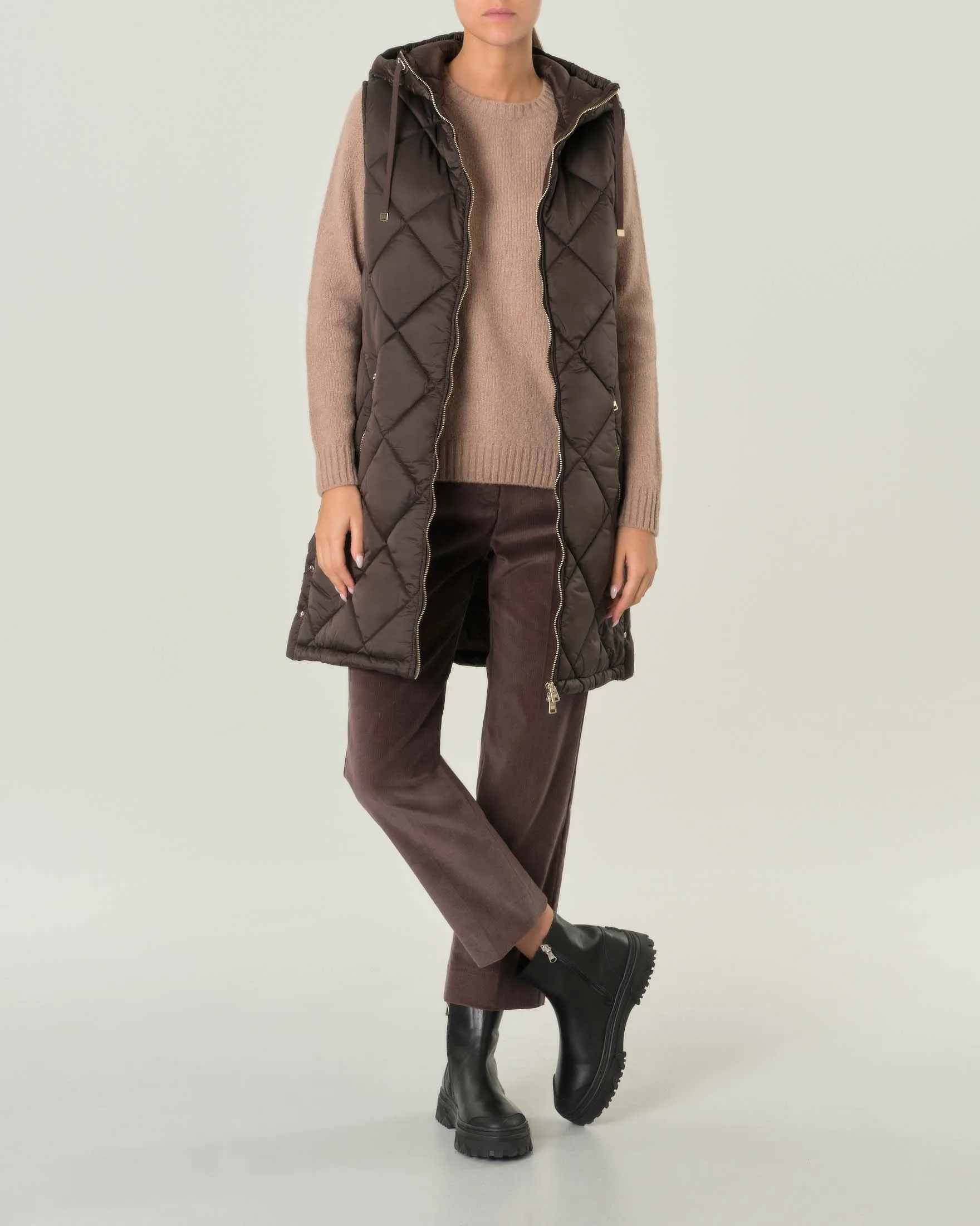 Gilet lungo color fango trapuntato con cappuccio e spacchi laterali con bottoni di chiusura