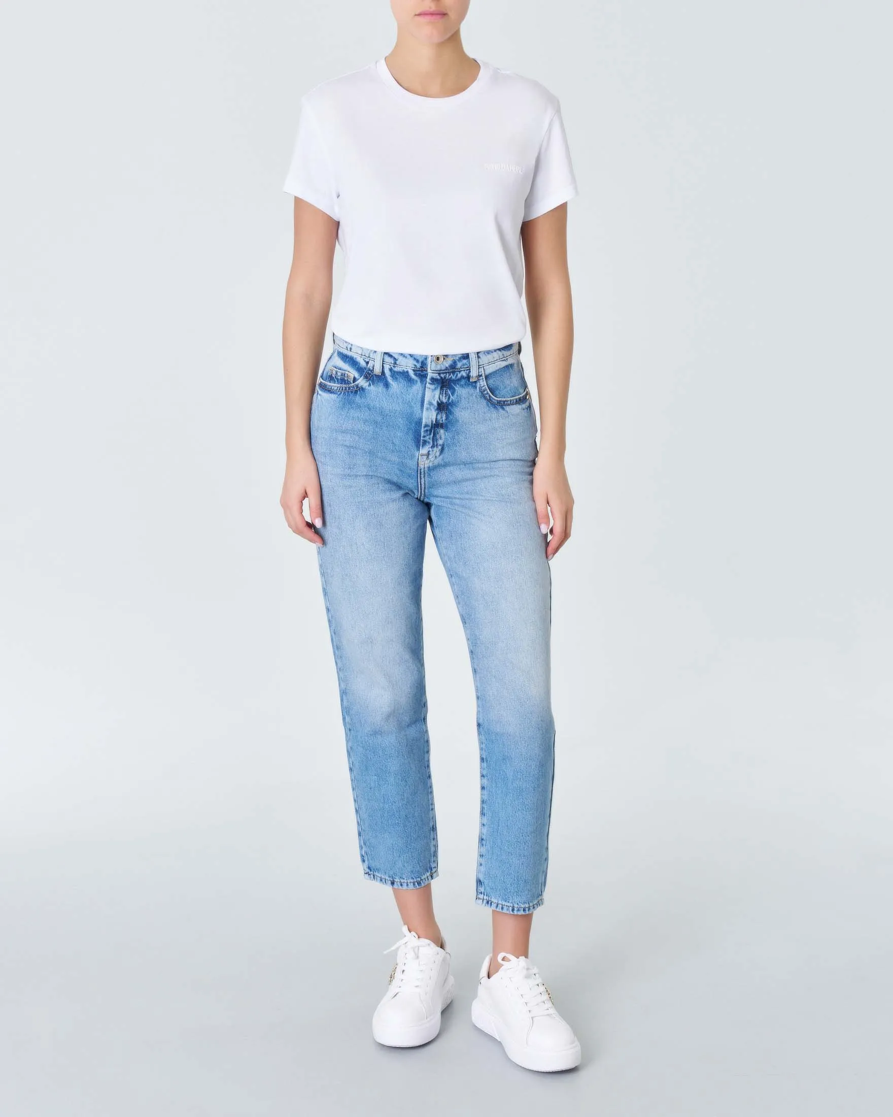 Jeans carrot-fit a vita media in puro cotone lavaggio chiaro super stone washed