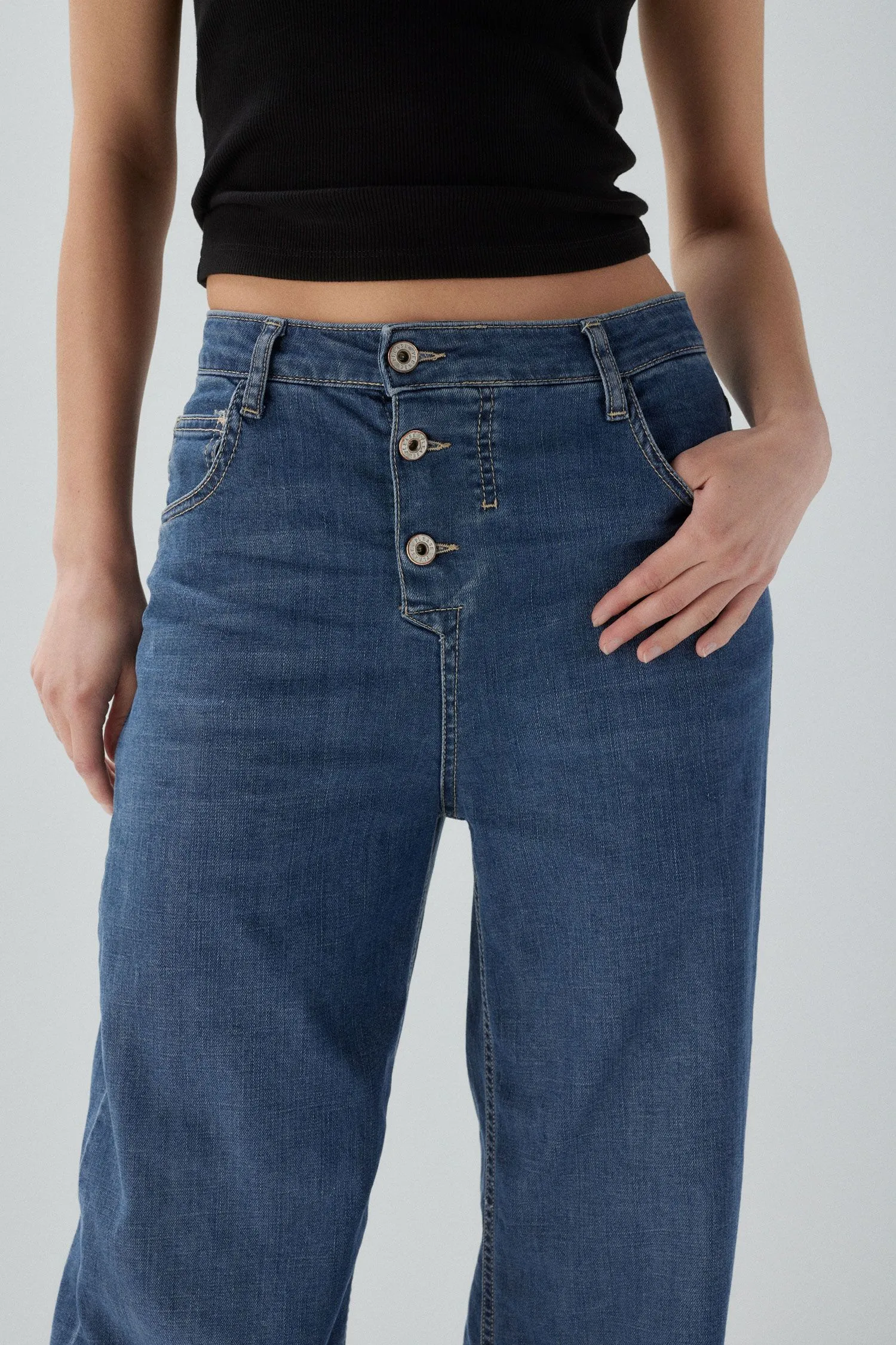  Jeans flare a vita bassa con tre bottoni 